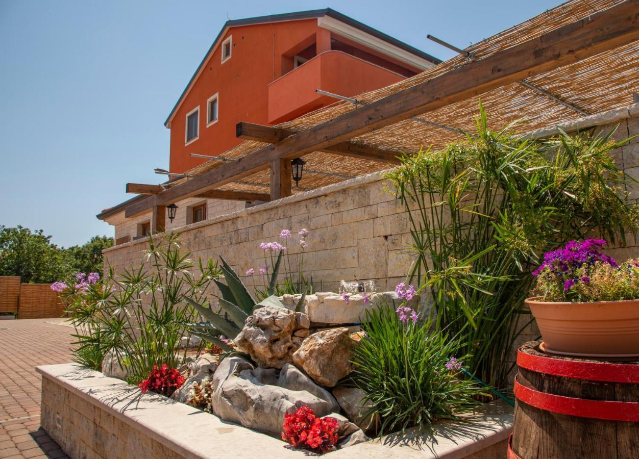 Hotel Natura Vilanija 外观 照片