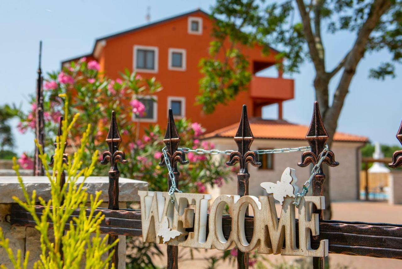 Hotel Natura Vilanija 外观 照片
